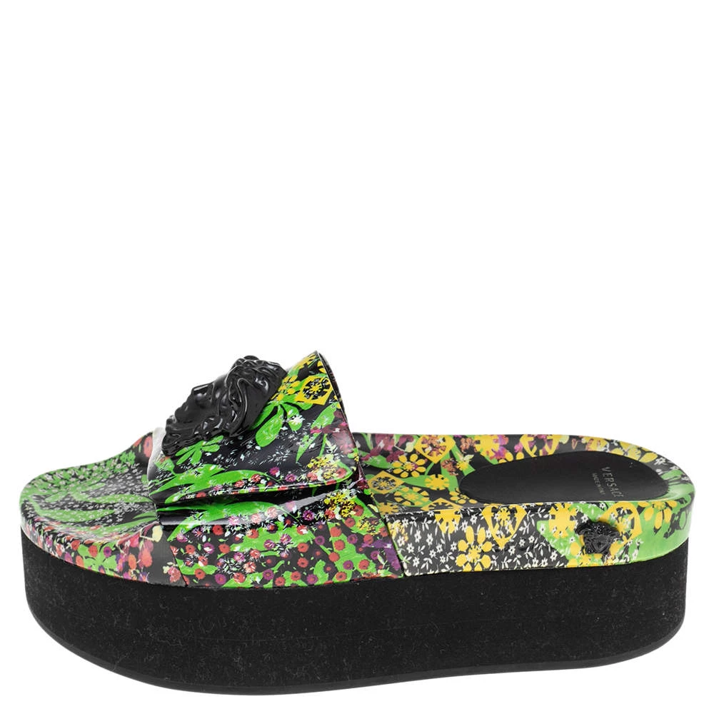 Versace Multicolor Flower Print Patent Leather Medusa Slide Sandals Size 39 For Women - Image 2
